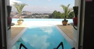 une villa f7 avec piscine à débordement à 10mn du lycée à ambatobe ( non disponible )