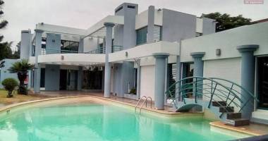 a louer une splendide villa f6 avec piscine dans le lotissement bonnet à ivandry.