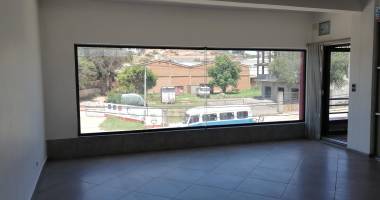 a louer un local de 42 m2 (n°15) à l'étage d'un immeuble de standing au bord de route à ambohibao