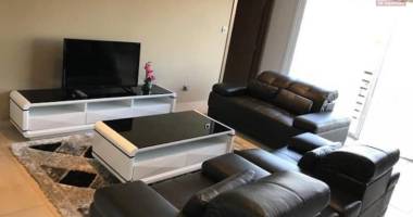 À louer un appartement meublé de haut standing type f3 dans un immeuble sécurisé avec ascenseur et piscine  sis à analamahintsy avec une vue dégagée sur le lac marais masay et non de l' école primaire français d et claire fontaine. contact mr jacky034 02