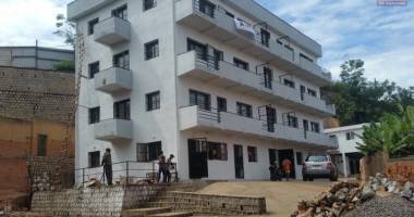 À louer des locaux idéal pour bureau bord de route principale sur la digue non loin de l'ambassade américain sis à ambodihady