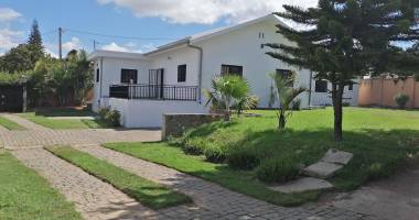 À louer une jolie villa basse de type f4 dans un quartier résidentiel avec accès facile bord de route principale non loin de l'école française primaire c et à 10 minutes de l'aéroport, sis à ambohijanahary ambohibao