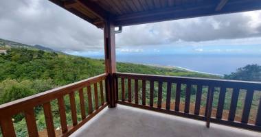 belle maison f3 en bois, vue mer eau + edf inclus