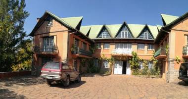 société avec une grande propriété de 10.000 m2 - 1 grand manoir et 6 maisonnettes - ambohitrarahaba