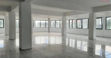 beau bassin à louer plateau d’environ 280m² centralement situé et idéal pour des bureaux.