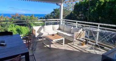 f4 duplex avec jardin clos et vue océan à deux pas du centre de saint-leu
