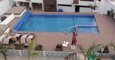 a louer un appartement de type t3 à usage mixte au rez de chaussé d'un immeuble de standing avec piscine sis à imerinafovoany talatamaty