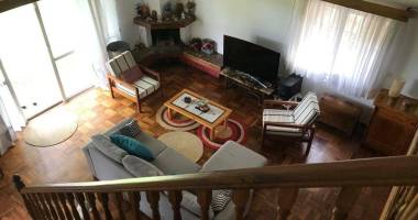 ofim immobilier offre en location une charmante villa à étage meublée et équipée sur un terrain de 2500m2 sis à ambohimangakely et vers la route rn2.disponible