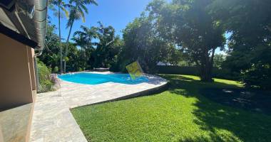 villa 5 chambres de 260 m2 avec piscine et jardin à louer à sainte-marie, proche duparc