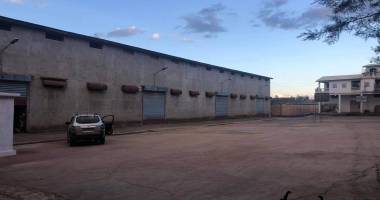 À louer un entrepôt de 250m2 avec branchement triphasé non loin du station total sis à anosiala ambohidratrimo