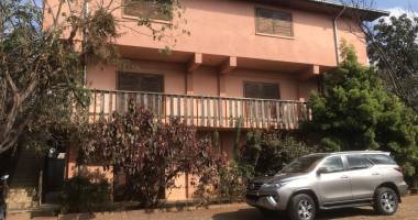 À louer une maison à étage de type f12 sis à talatamaty bord de route à proximité de toutes les commodités centres commerciaux, banques, transports en commun, station service. idéal pour usage mixte  comme bureau, chambres d’hôtes, écoles.