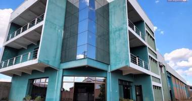 a vendre propriété comprenant un dépôt de 600 m2  avec bureaux sur 2500m2 de terrain à ambohidratrimo