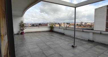 vente d'un immeuble de bureau de 7 étages, d' une superficie totale de 1870m2 doté d'un  ascenseur   et 5 places de parking  intérieur plein centre ville de tsaralalàna