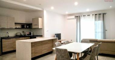ofim immobilier offre en location un appartement de type t5 meublé équipé sis à ambatobe à 5min à pieds du lycée français.loue