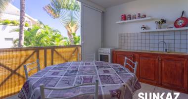 la saline les bains - appartement f1 meublé -  loyer 800  cc - disponible de suite