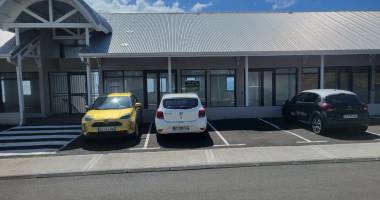 À louer : local commercial neuf avec vitrine, vue mer et accès pmr, disponible fin décembre 2023