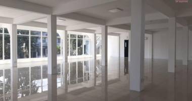 beau bassin à louer plateau de 288m² très bien situé et idéal pour un centre d’appel, un showroom ou des bureaux.