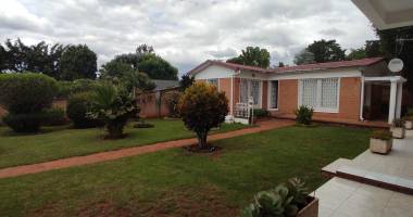 ofim immobilier loue une charmante petite villa de deux chambres et un living sur mahatony ivandry avec un beau jardin