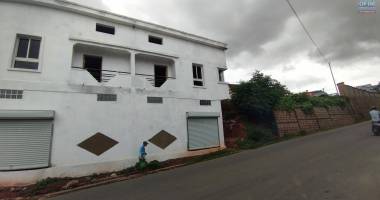 local commercial en bord de la route nationale  rn2 sis à ikianja ambohimangakely- antananarivo