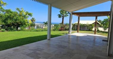 havre de paix à la possession : grand jardin & varangue avec vue mer