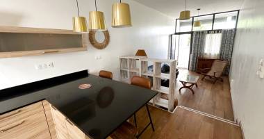 a louer beau t4 meublé de 77 m2 + terrasse en rez-de-jardin saint denis centre