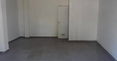 a louer local  commercial de 27 m2  au centre ville saint andré 