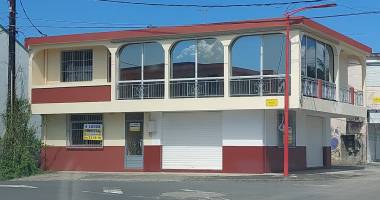 local commercial d'angle en centre-ville