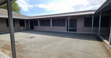 a louer local de 900m² centre ville de st pierre 