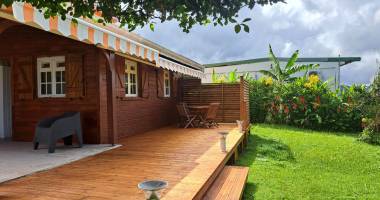 saint claude- appartement bas de villa de type t3 meublé- climatisé - jardin en commun