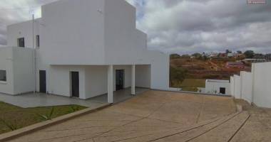 belle villa neuve d'architecture moderne f6 sur 1250 m2 de terrain sur  ilafy andranovelona - antananarivo