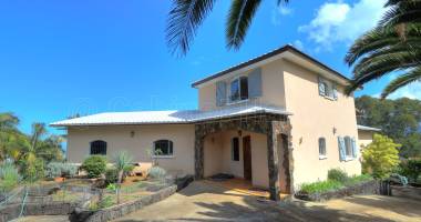 a vendre - villa t 6 de 283.55 m2 environ - tampon - 785 000 € hai
