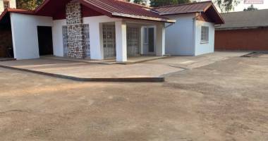 une maison f4 avec grande cour à louer à mandrosoa ivato