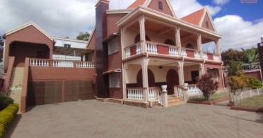 a louer, une grande villa f7 dans le quartier résidentiel d'avarabohitra itaosy- antananarivo