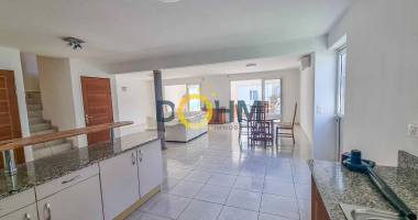 belle maison avec piscine. tampon