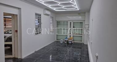a louer - local commercial ou professionnel d'environ 56.33 m2 - saint-pierre - 1 277.00 € ht