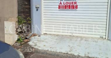 a louer - local commercial ou professionnel d'environ 56.33 m2 - saint-pierre - 1 345.00 € ht
