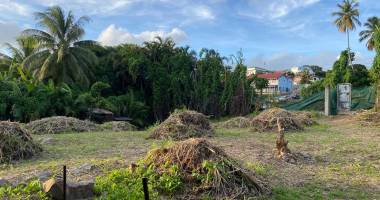 saint claude terrain plat de 1318m2 secteur belfond