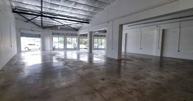 a louer local de 285m² env zone bel air st louis 