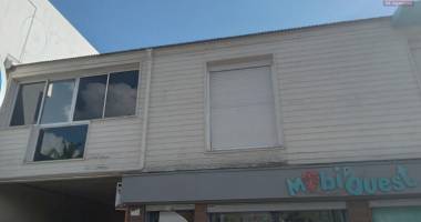 a louer un local  commercial ou professionnel  très bien situé dans le centre ville de saint-paul.