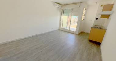 studio  refait a neuf  avec vue  mer  proche providence  disponible de suite