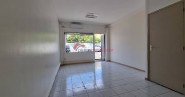 local 22m2 avec parking tt charges comprises