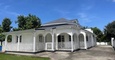 au moule construction individuelle de plain pied spacieuse  a proximite centre commercial baie side