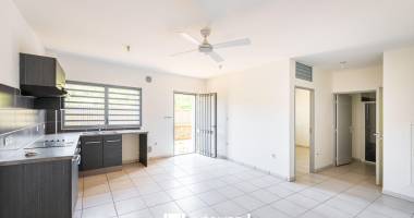 a vendre appartement t2 de standing, aux normes bioclimatique et prm, avec jardin et varangue fermée sans vis