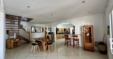 À louer - villa meublee de type t5 d'environ 240,05 m2 - saint-pierre - loyer 2 520 € + charges 80 €