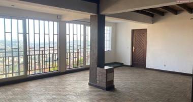 un appartement t4 en duplex à anjohy