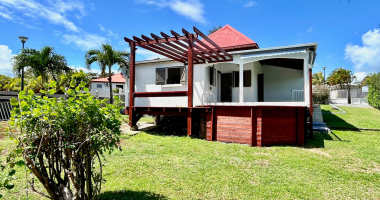 À vendre - maison de 4 pièces de plain-pied avec piscine à petit-bourg, dans un lotissement prisé !