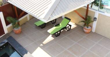 flic en flac à louer villa 3 chambres avec piscines et kiosque située au cœur de la station balnéaire au calme.