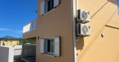 a louer villa de type f4 dans une impasse proche centre ville de l'etang sale les hauts
