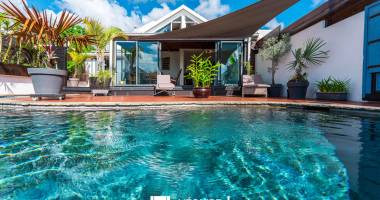 a sainte clotilde -villa de charme avec piscine, sauna et garage