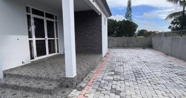 découvrez cet appartement neuf situé en rez-de-chaussée d'une villa sécurisée, idéalement placé à proximité de calodyne et de la plage.